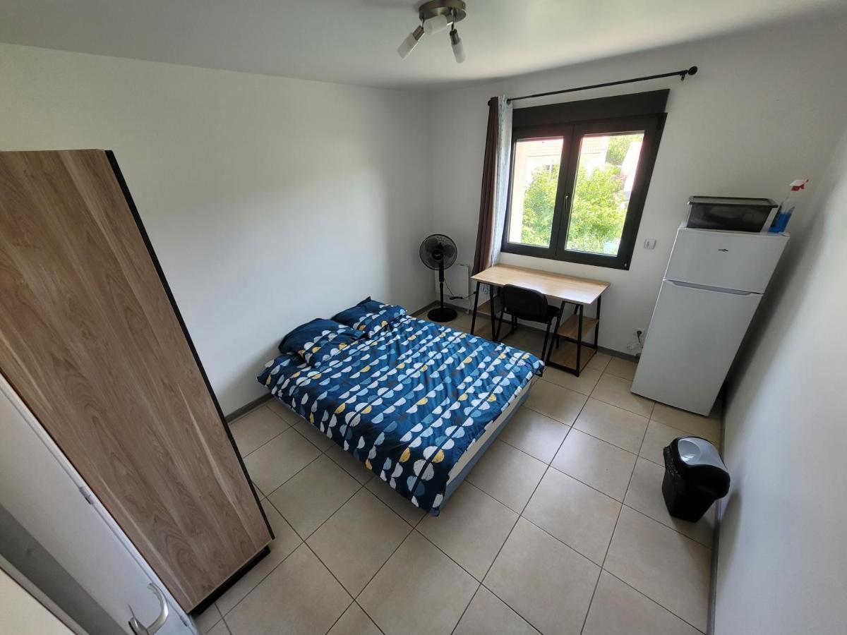 Residence De La Gare, Chambre Meublee Лонжумо Екстер'єр фото